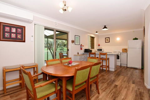 Valley Haven 3 Bedrooms Close To The Village! - Brisbane 4u 1