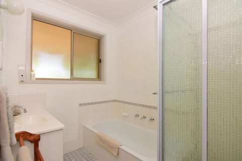 Valley Haven 3 Bedrooms Close To The Village! - Brisbane 4u 5