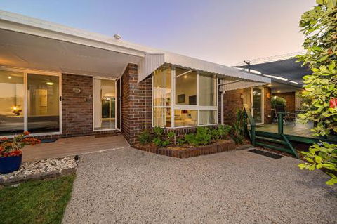 Woorim Secluded Palms Cottage - Brisbane Tourism 1