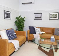 Ocean Mist Cottage across from pet friendly beach - Brisbane Tourism