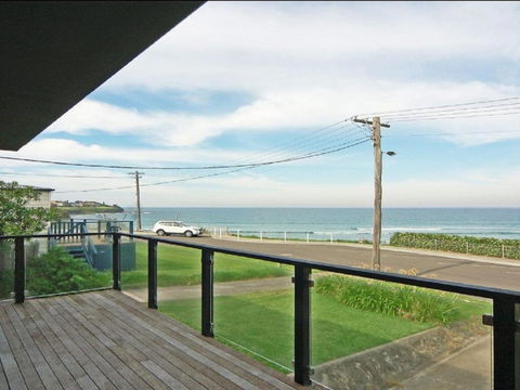 Prime Position Across From Seven Mile Beach - Tourism Brisbane 3