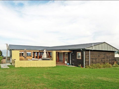 Prime Position Across From Seven Mile Beach - Tourism Brisbane 6