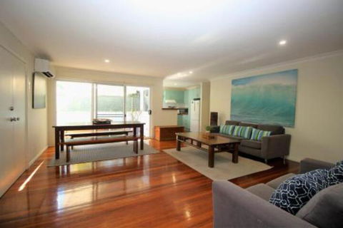 MAGIC BEACH HOUSE PET FRIENDLY - Tourism Brisbane 5