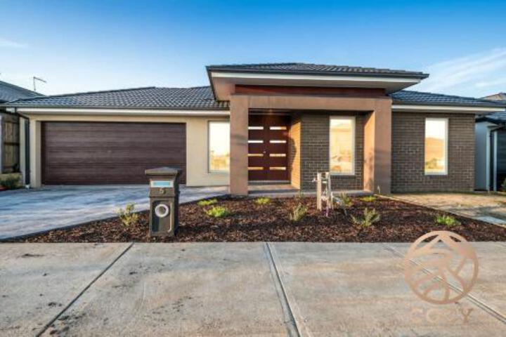 Clyde North VIC Brisbane Tourism