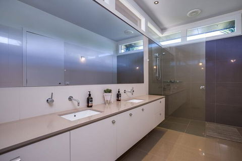 Kalina Retreat Tennis & Pool - Brisbane 4u 3