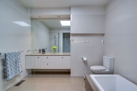 Kalina Retreat Tennis & Pool - Brisbane 4u 7