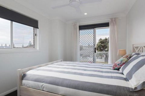 Birubi Breezes 2 / 7 Fitzroy St. Large Duplex With Air Conditioning WIFI & Only 5 Minute Walk To The Beach - Tourism Brisbane 2