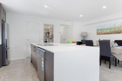 Birubi Breezes 2 / 7 Fitzroy St. Large Duplex With Air Conditioning WIFI & Only 5 Minute Walk To The Beach - Tourism Brisbane 4