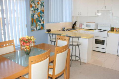 Seaview #2 2 / 171 Avoca Drive - Tourism Brisbane 6