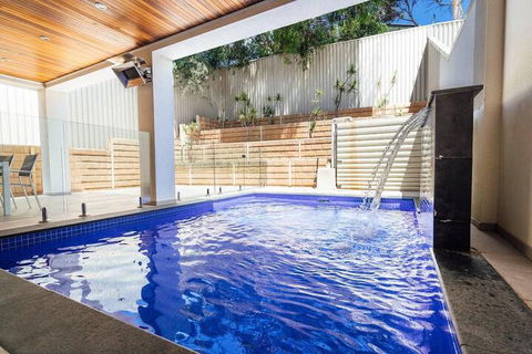 The Grand Oasis Pool Wifi Mins From Beach - Brisbane Tourism 4