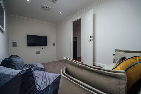 The Grand Oasis Pool Wifi Mins From Beach - Brisbane Tourism 7