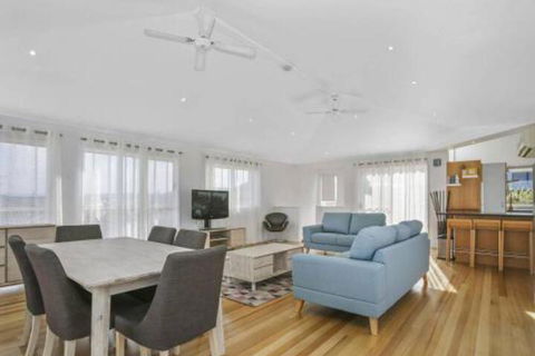 SEAVIEW Ocean Views From A Modern Townhouse - Tourism Brisbane 0
