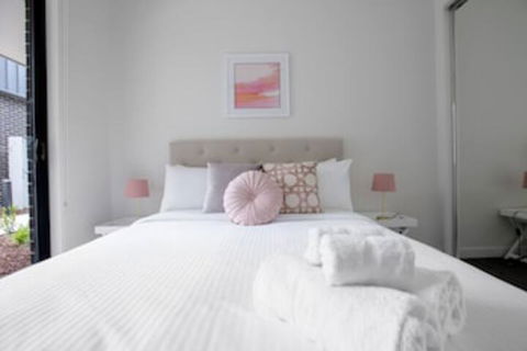 Designer Warm Homeatmooneeponds+parking / Wifi - Tourism Brisbane 0