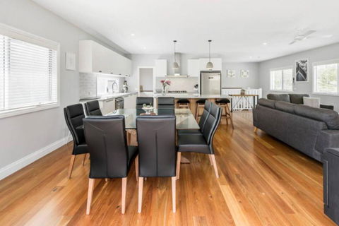 HALE KUPA Rye Beach House Spa Table Tennis - Brisbane Tourism 4