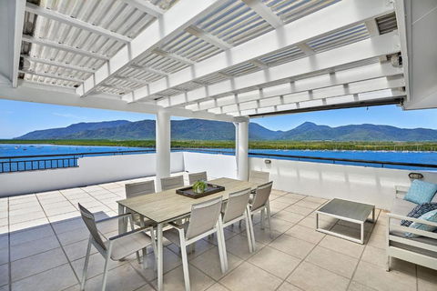 Belle Escapes Luxury Cairns Penthouse With Ocean Views 903 - Tourism Brisbane 2
