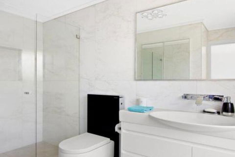 Karelda Absolute Waterfront Pet Friendly Property - Tourism Brisbane 7