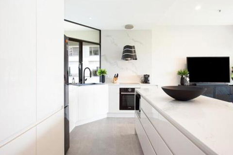 THE HYDEAWAY LUXE HYDE PARK CITY APARTMENT Hosted By LAbode Accommodation - Brisbane 4u 3