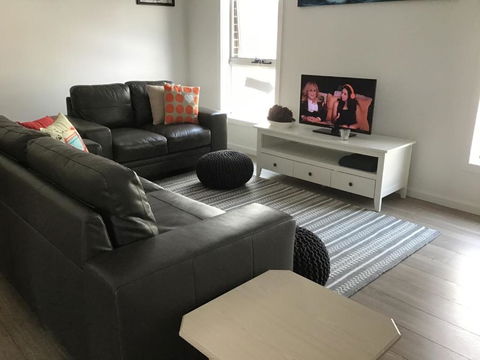Discover Warilla Bright & Airy Townhouse Near The Beach & Lake - Brisbane Tourism 6