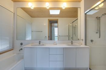 Latham Beach House - Brisbane Tourism 2