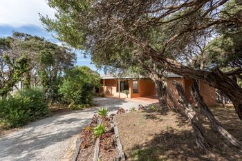 Latham Beach House - Brisbane Tourism 6