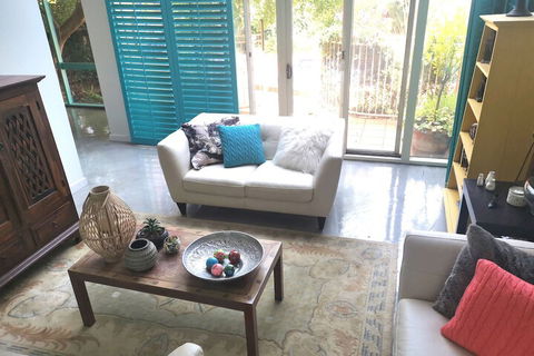 Stylish Comfortable Central Artists Home - Tourism Brisbane 4