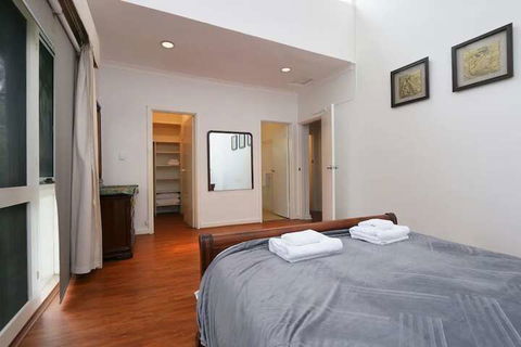 Spacious 5 Bed Home Close To Cottesloe Beach - Tourism Brisbane 3