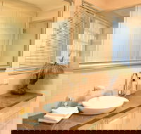 Modern 2 Bedroom Unit Close to CBD - Tourism Brisbane