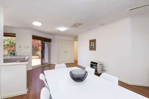Pleasant 3 Bedroom House With Garden Close To CBD - Tourism Brisbane 4