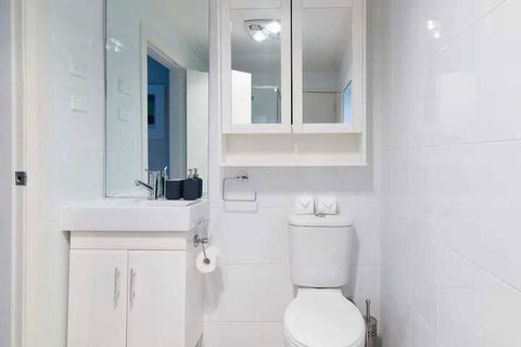 Sleek Contemporary Bondi Beachside Apartment - Tourism Brisbane 5