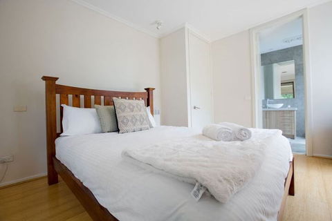 Comfy Holiday House With Pool@rosanna - Tourism Brisbane 4