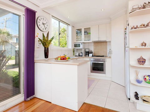 METRES TO THE BEACH MORNINGTON - Tourism Brisbane 2