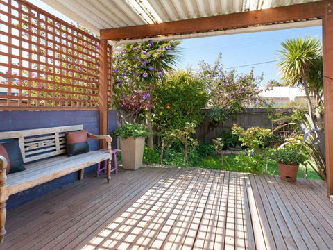 METRES TO THE BEACH MORNINGTON - Tourism Brisbane 6