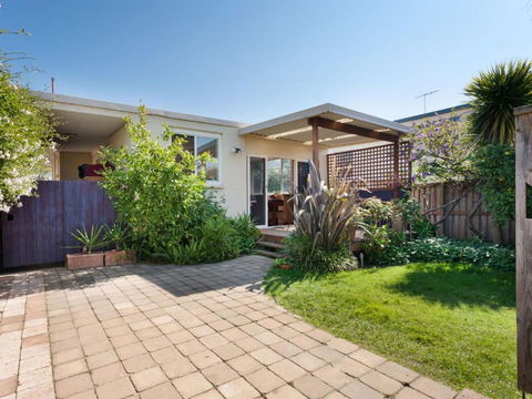 METRES TO THE BEACH MORNINGTON - Tourism Brisbane 4