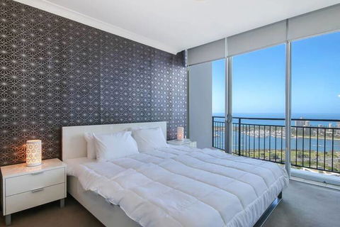 Spacious 3 Bedroom Apartment On The 39th Floor With Pool - Tourism Brisbane 5