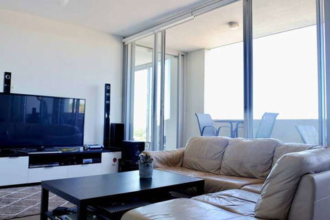 Spacious One Bedroom Apartment With Large Balcony - Tourism Brisbane 2