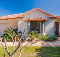 Oceania Cottage LJHooker Yamba - Brisbane Tourism
