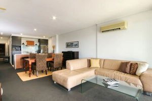 Large 3 Bedroom Apartment With River Views Near the Stadium