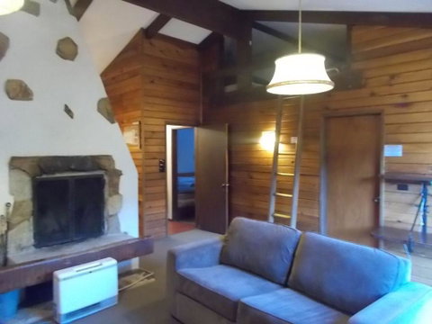 Retro 2 Bedroom & 2 Loft Apartment - Brisbane Tourism 3