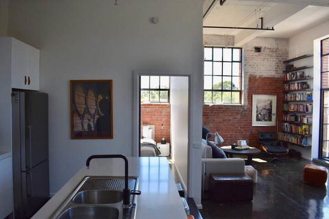 Stylish Warehouse Conversion In Heart Of Fitzroy - Tourism Brisbane 6