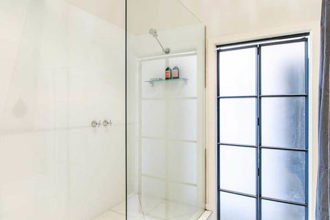 Stylish Warehouse Conversion In Heart Of Fitzroy - Tourism Brisbane 5