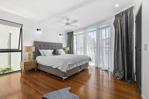 Stunning Beach Front Villa At Castaway Cove - Tourism Brisbane 6