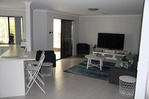 Warnbro Beach Family Accommodation - Tourism Brisbane 1