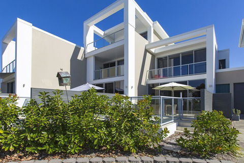 Waves On Kamala 13 - Tourism Brisbane 1