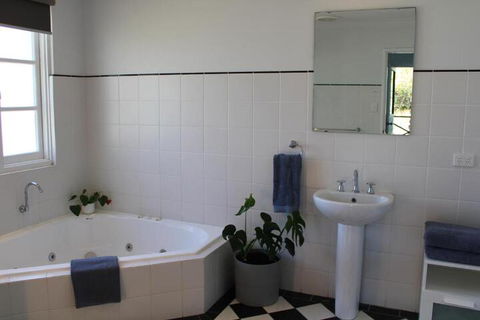 Upper Reach Spa Cottage - Tourism Brisbane 2
