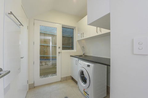 Stratton Summit 4 Modern Sophisticated Style With Lake & Mountain Views - Tourism Brisbane 6