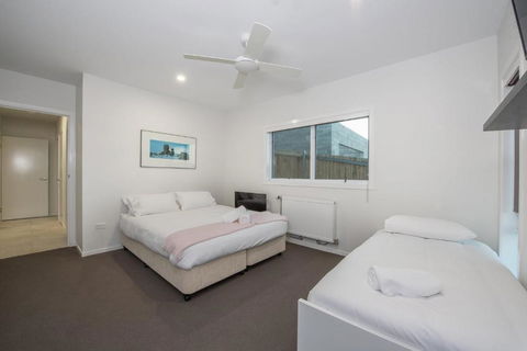 Stratton Summit 4 Modern Sophisticated Style With Lake & Mountain Views - Tourism Brisbane 4