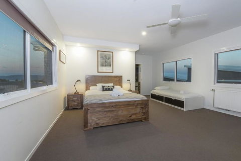 Stratton Summit 4 Modern Sophisticated Style With Lake & Mountain Views - Tourism Brisbane 3