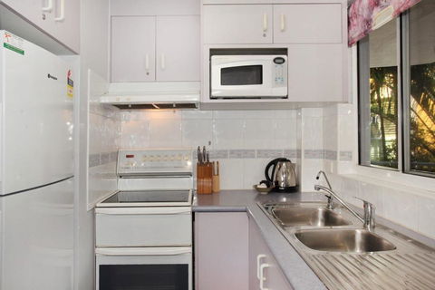 Unit 4 Coolum Sands Apartments 34 First Avenue Coolum Beach 400 BOND LINEN SUPPLIED - Tourism Brisbane 6