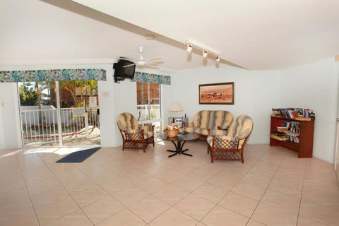 Unit 4 Coolum Sands Apartments 34 First Avenue Coolum Beach 400 BOND LINEN SUPPLIED - Tourism Brisbane 4