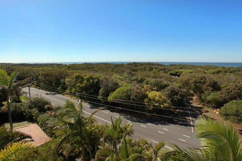 Unit 4 Coolum Sands Apartments 34 First Avenue Coolum Beach 400 BOND LINEN SUPPLIED - Tourism Brisbane 3